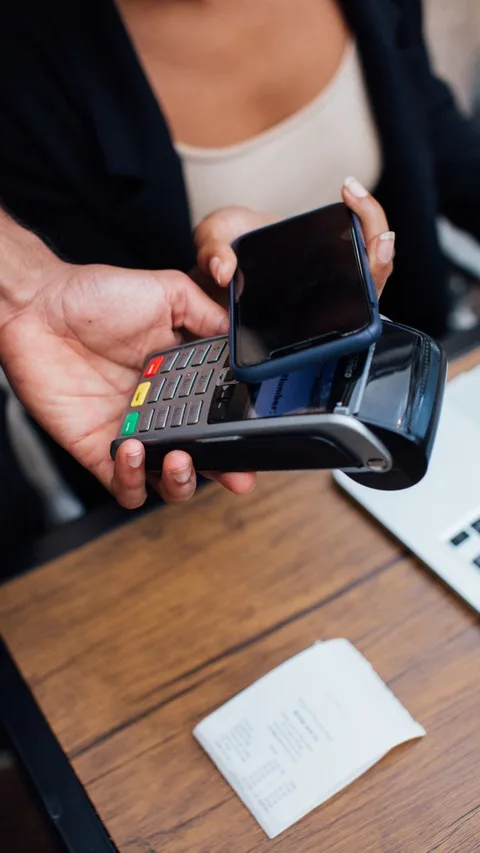 Mobile device processing contactless transaction