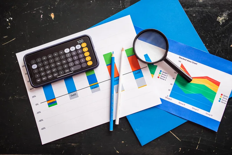 Calculator on statistical bar and stacked area charts for Plinko RTP comparison
