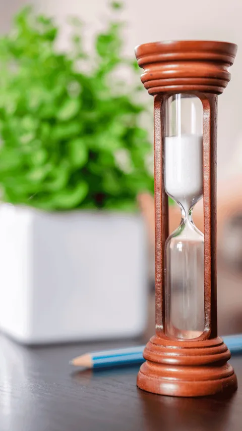 Hourglass with running sand desk